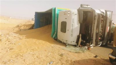 انقلاب سيارة محملة بالقمح بصحراوي المنيا وإصابة شخصين