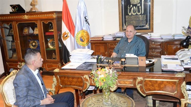 محافظ أسيوط مع وكيل