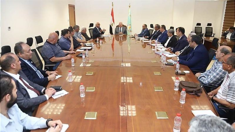 وزير الزراعة في اجتماع