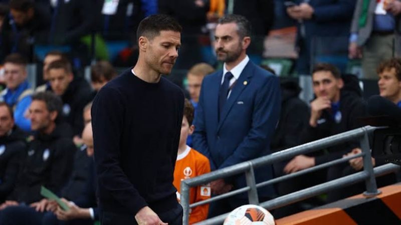 تشافي ألونسو يغادر