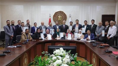 وزير العمل يشهد تسليم الدفعة الثانية من 