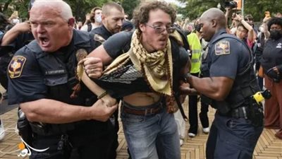 ضابط أمن أمريكي لمتظاهرين مؤيدين لفلسطين: أنا أؤيد الإبادة الجماعية وقتلكم جميعا