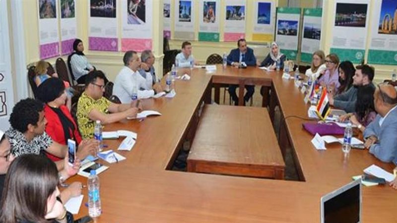 مائدة مستديرة حول