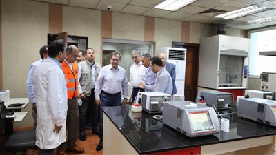 وزير البترول يتفقد منظومة التحول الرقمي بمنطقة مسطرد الجغرافية