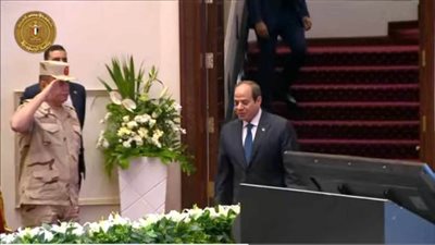 الرئيس السيسي يصل إلى مركز المنارة لافتتاح عدد من المشروعات التنموية بجنوب الوادي