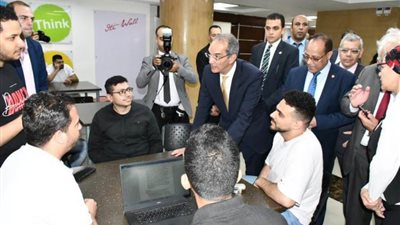 وزير الاتصالات يؤكد أن بناء الإنسان هو الطريق الأمثل للتنمية