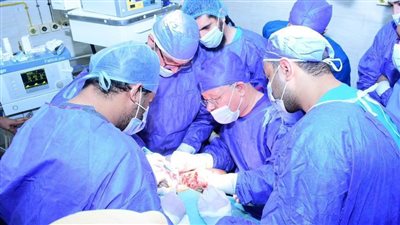 رئيس جامعة سوهاج يجري عملية استكشافية «للضفيرة العصبية» لشاب مصاب بطلق ناري