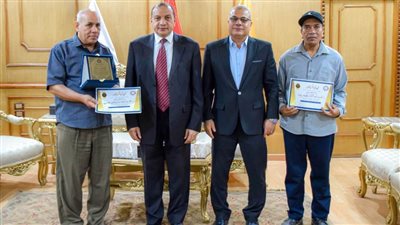 مجلس جامعة بني سويف يكرم أعضاء الجهاز الإداري ممن بلغوا المعاش 