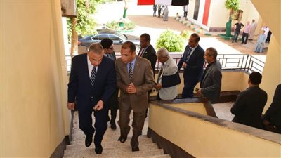 محافظ سوهاج يتفقد سير العمل بمديرية الطب البيطري