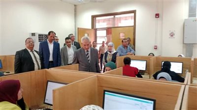 رئيس جامعة المنيا يُواصل جولاته التفقدية لامتحانات كليات التمريض ودار العلوم والتربية
