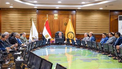 برامج تدريبية وندوات وزيارات ميدانية وإنشاء وحدة متابعة لخريجي جامعة بني سويف