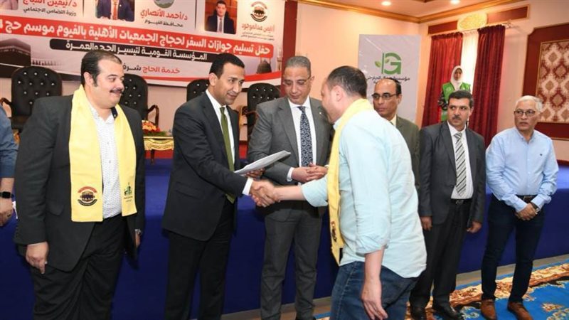 محافظ الفيوم يسلم