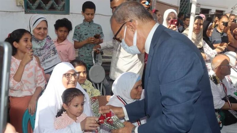 توزيع الورد على الحجاج