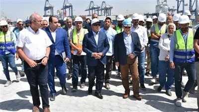 وزير النقل يتفقد مواقع العمل بالمشروعات التنموية والخدمية بميناء الدخيلة