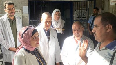 وكيل صحة بنى سويف تتصدى للمتغيبين بمستشفى الحميات 