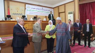 تسليم جوازات وتأشيرات السفر لـ314 فائزّا بقرعة الحج للجمعيات الأهلية