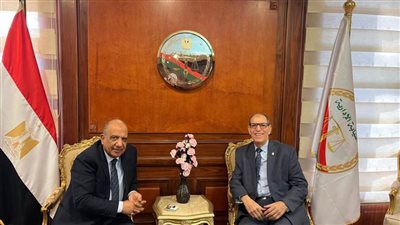 وزير قطاع الأعمال ورئيس النيابة الإدارية يشهدان توقيع عقد لاستغلال مبنى مملوك لشركة الصوت والضوء