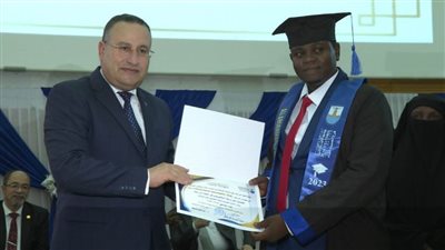 رئيس جامعة الإسكندرية يشهد حفل تخرج الدفعة الثالثة لطلاب فرع الجامعة بانجامينا- تشاد