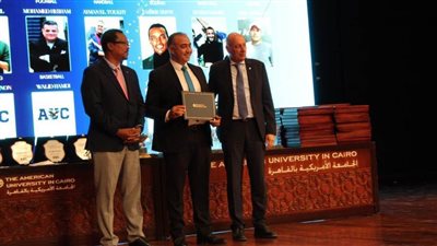 الجامعة الأمريكية تكرم الكابتن سامح عبد العزيز محمد.. وتمنحه جائزة أفضل مدير فني