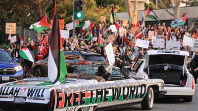 عاجل.. متظاهرون مؤيدون لفلسطين يقيمون مخيما أمام مجلس مدينة لوس أنجلوس