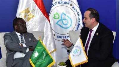 رئيس الرعاية الصحية يبحث التعاون مع مدير مركز الوقاية ومكافحة الأمراض الأفريقي