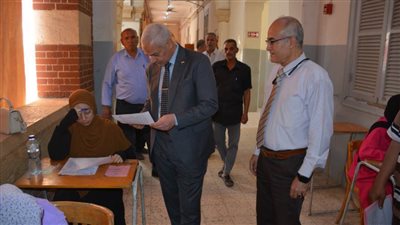 نائب رئيس جامعة أسيوط يتفقد لجان الامتحانات بكلية الآداب للاطمئنان على سير الامتحانات 