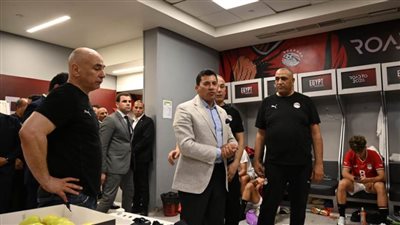 وزير الرياضة في غرفة خلع الملابس للمنتخب: شكرًا على الفوز وإسعاد الجماهير