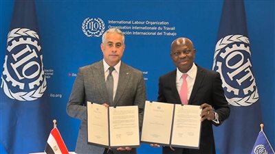 وزير العمل يتقدم إلى منظمة العمل الدولية بأوراق تصديق مصر على اتفاقية العمل البحري