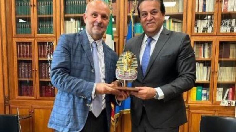 وزير الصحة يبحث مع