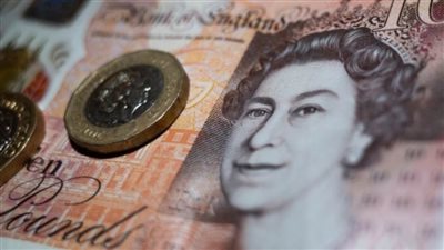 الإسترليني ينخفض مقابل الدولار ويرتفع مقابل اليورو