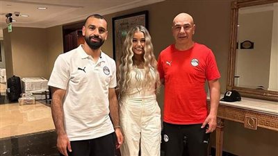 قبل السفر لغينيا.. أسرة حسام حسن تلتقط الصور التذكارية مع محمد صلاح