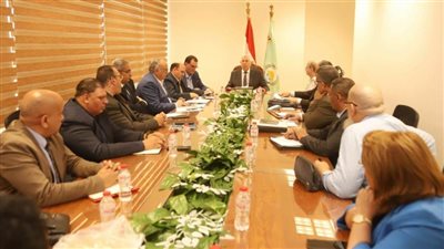 القصير يوجه الفريق البحثي لنبات الكسافا بإجراء مزيد من التجارب التطبيقية