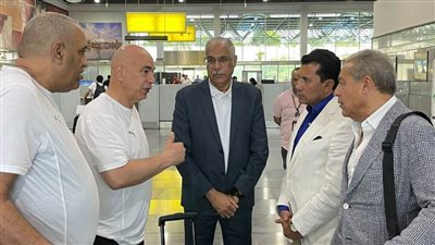 وزير الرياضة يؤازر بعثة منتخب مصر في مطار القاهرة قبيل سفرهم لمواجهة غينيا بيساو