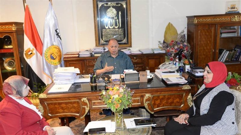 جانب من اجتماع المحافظ