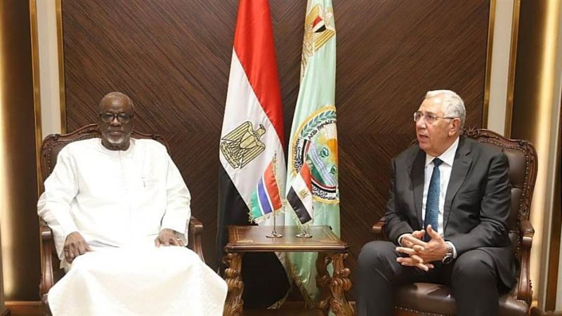 السيد القصير مع الوزير