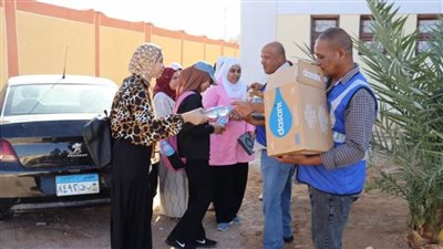 توزيع عصائر ومياه على طلاب الثانوية داخل لجان الوادي الجديد