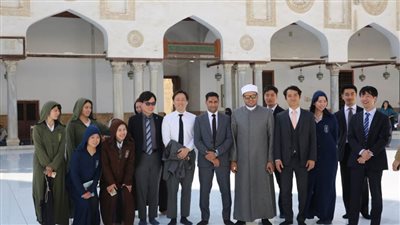  وفد دبلوماسي ياباني يتجول داخل أروقة الجامع الأزهر
