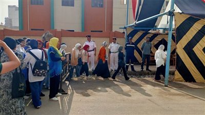 طلاب الثانوية العامة يؤدون امتحان مادتي 