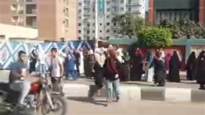 توافد طلاب الثانوية العامة بالشرقية على لجان امتحاني الاقتصاد والإحصاء 