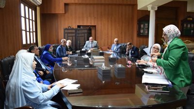 رئيس جامعة بني سويف يستعرض إنجازات شعب اللغات والبرامج الجديدة