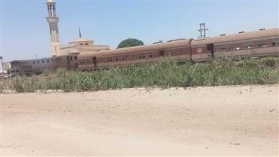 رفع عربة قطار بعد خروجها من القضبان في زفتى بالغربية
