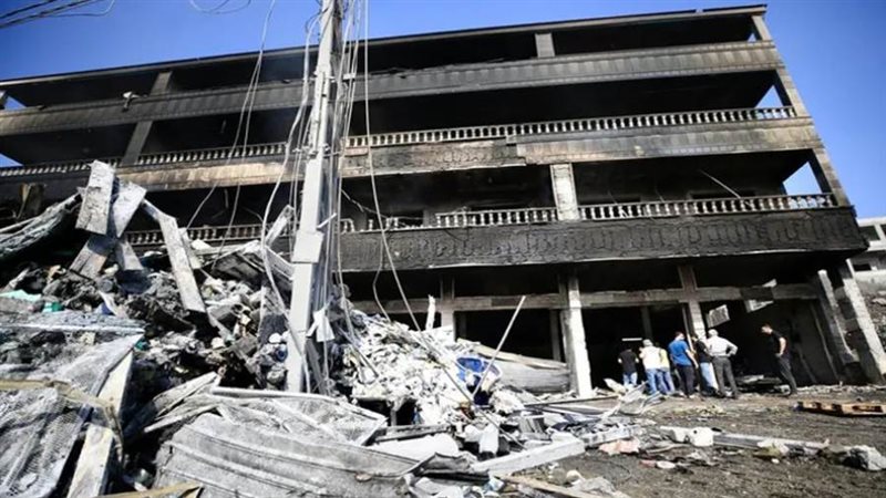 مبنى دمرته غارة جوية