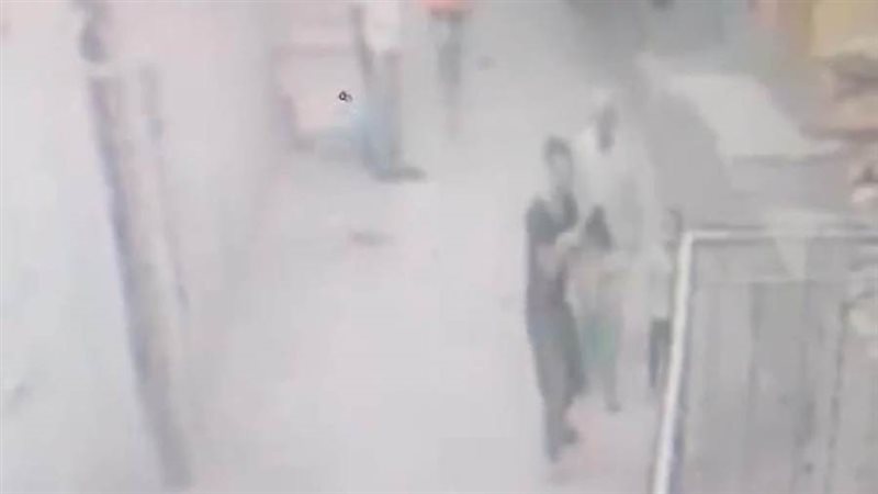 لحظه رفع جثة الطفلة