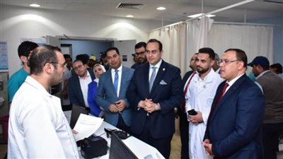 رئيس الرعاية الصحية يستطلع آراء المرضى حول جودة خدمات المرضى بالسويس