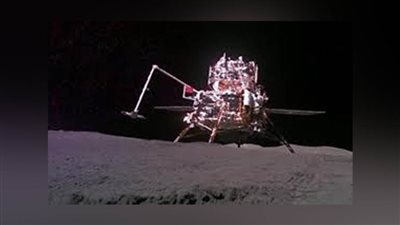 روبوت يلتقط صورة للمسبار الصيني 