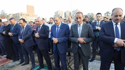 محافظ المنيا يؤدي صلاة عيد الأضحى بساحة مدرسة الفريق صفي الدين أبوشناف