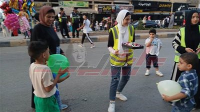أعضاء اتحاد شباب كفر الشيخ يوزعون الهدايا على المواطنين