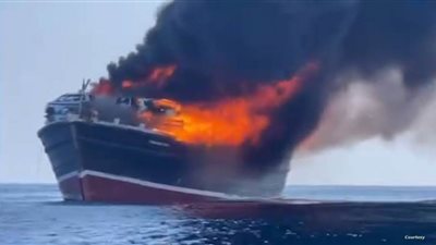 البحرية البريطانية: اشتعال النار في سفينة استهدفها الحوثيون والآن تغرق