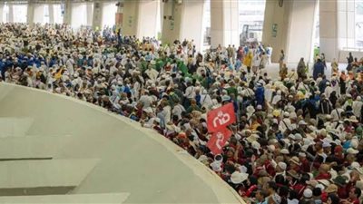 حجاج بيت الله الحرام يرمون اليوم الجمرات الثلاث في أول أيام التشريق