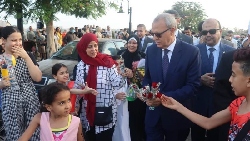 توزيع الورد على المحتفلين